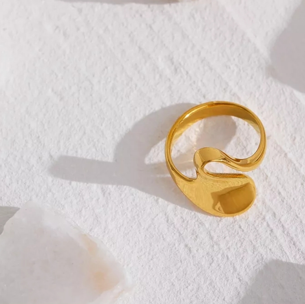 Minimalist Irregular Ring - Picture 4 of 8